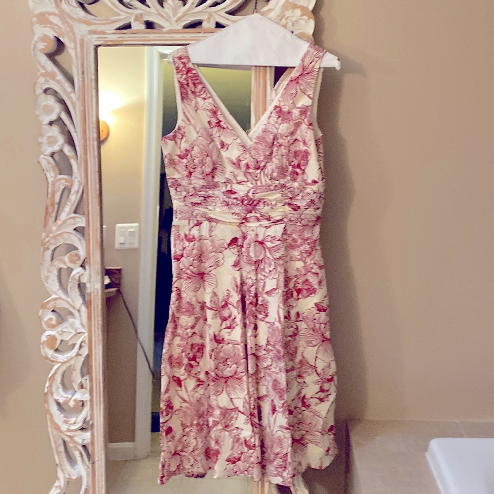 Figure flattering Maggie London floral dress. Size 12. Runs small.